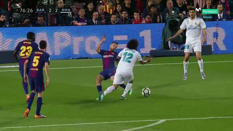 Penalti de Jordi Alba sobre Marcelo que no se�al� el �rbitro