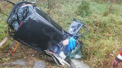 Estado en el que qued� el autom�vil tras caer por el terrapl�n en Cervo