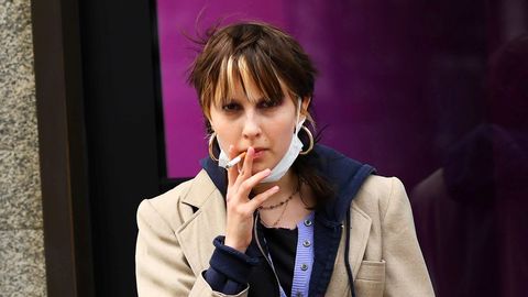 Una mujer, fumando un cigarro en Londres