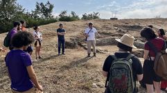 Xurxo Ay�n, en el centro, da la bienvenida a los participantes en el campo de verano