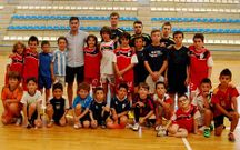 Diego Quintela visit� a los ni�os del campus en Santa Isabel.