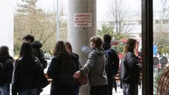 Carteles de prohibido fumar en la entrada de una facultad del campus de Pontevedra, que es un espacio libre del humo del tabaco desde el 25 de marzo del 2022