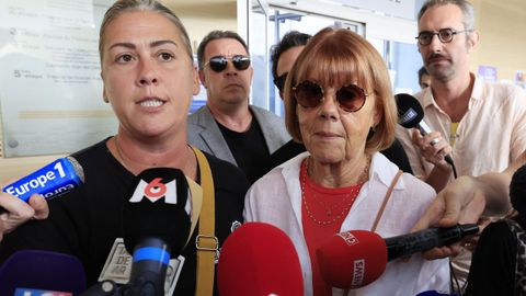 Caroline Darian, junto a su madre Gisle Pelicot, durante el juicio