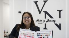 Ver�nica N��ez acaba de abrir su propio sal�n de u�as en el n�mero 29 de la calle Marcelo Mac�as. Ofrece sus servicios en una zona con poca oferta est�tica y de paso disfruta de su trabajo