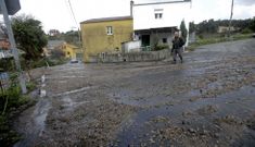 El agua que baja de la autopista se desborda los d�as de lluvia al carecer de canalizaci�n. 
