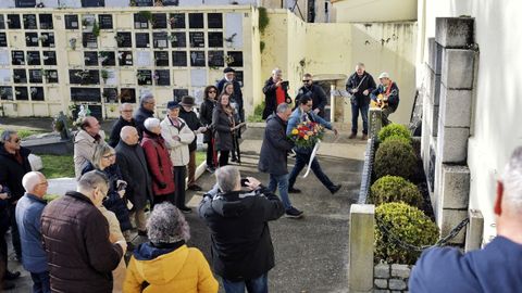 Ofrenda florar de UGT y CC. OO. en el cementerio civil