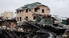 Un veh�culo blindado destruido, con la letra  V  pintada en su torreta, se ve en una calle en la ciudad de Bucha en la regi�n de Kyiv, Ucrania