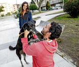 Ana y Sergio, ayer, tras recuperar a �Lara�, que apareci� en Cangas tras perderse en agosto en Catoira.