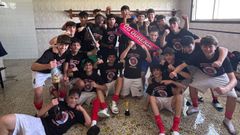 El Cadete A de la UD Ourense celebrando el ascenso a divisi�n de honor tras vencer al Porri�o
