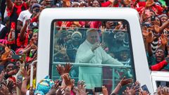 Le�n XIV, a su llegada a una misa por la paz y la justicia en el aeropuerto de�Bamenda, en Camer�n.