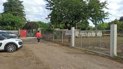 Un letrero colocado en la finca advierte a los conductores que puede aparcar all�