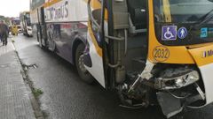 La parte frontal del autob�s result� da�ada.