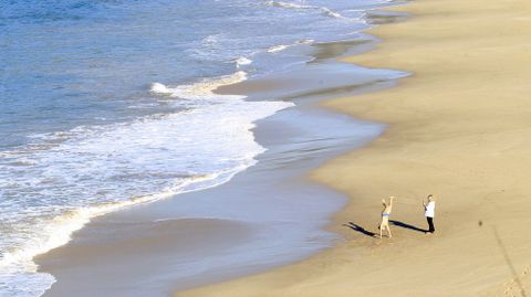 Gente en la playa de Area, en Viveiro.