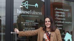 Jennifer Servia, ante su inmobiliaria Housefulness en la carretera de Catabois 