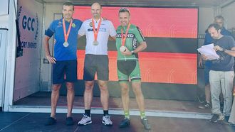 Jos&eacute; Manuel (azul) y Pedro (blanco) en el podio de una prueba ciclista.