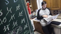 Un joven teletrabaja aislado en su domicilio de Madrid