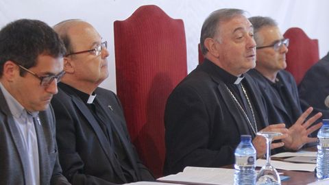 Juan José Fernández, en primer término, junto al vicario general y el obispo de Mondoñedo-Ferrol