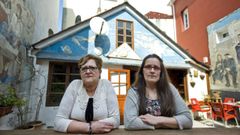 Mari de Xan (cuando a�n estaba en activo) delante de la taberna junto a su hija Patricia, que gestiona el negocio con su hermana, M�nica