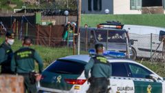 Una furgoneta funeraria sale con los cad�veres de la mujer, su hija y el presunto asesino en lo que apunta a un nuevo caso de violencia machista