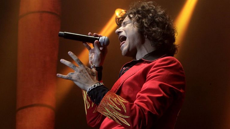Bunbury durante un concierto en el Coliseum en el 2014