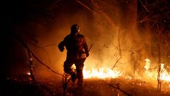 La noche se abre en cien fuegos