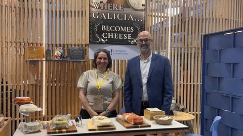Mart�n Alemparte, director de la Axencia Galega da Calidade Alimentaria, visit� a los quesos gallegos que participan en la feria SIAL de Par�s