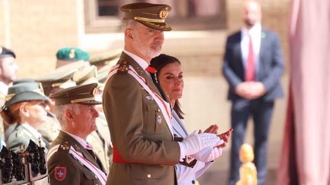 El rey Felipe VI y la reina Letizia en el 40.º aniversario de la jura de bandera en la Academia General Militar de Zaragoza.