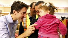 El primer ministro, Justin Trudeau, junto a un grupo de refugiados