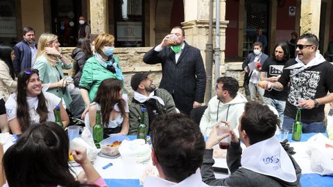  El presidente del Principado, Adri�n Barb�n (c), toma un  cul�n  de sidra durante el recorrido que realiz� acompa�ado de la alcaldesa de Aviles, Mariv� Monteser�n (2i), por las calles en las que se instalaron mesas a lo largo de cinco kil�metros del casco urbano y en las que unos 15.000 avilesinos han vuelto a compartir este lunes la Comida en la Calle con motivo de la celebraci�n de la tradicional Fiesta del Bollo