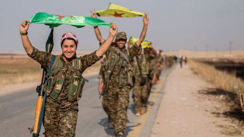 Combatientes  kurdos victoriosos ondean sus banderas amarillas en Tel Abyad, en la provincia de Raqqa (Siria) despu�s de tomar el control de la zona. En primer t�rmino, una mujer soldado sonriente y portando un misil