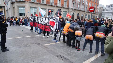En el exterior del Palexco, un grupo de manifestantes «contra o fascismo» increpó a la formación de ultraderecha