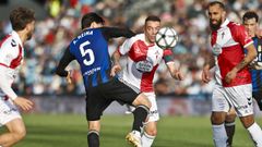 Alberto Reina, en presencia de Aspas y Borja Iglesias, durante el Celta-Oviedo