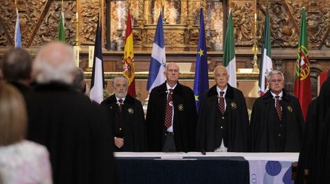 La directiva de la Cofrada Europea de la Vela escucha la Salve Marinera al final del acto de investudira de los nuevos cofrades