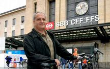 Alfonso G�mez Cruz, frente a la estaci�n de Cornavin.