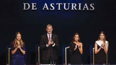  El Rey Felipe VI (c) preside junto a la reina Letizia, (2d) la Princesa Leonor (2i) y la infanta Sof�a (d) la 43� edici�n de los Premios Princesa de Asturias, este viernes en el Teatro Campoamor de Oviedo.