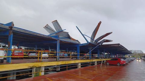 Tejado levantado en el aparcamiento del Chuac por el viento