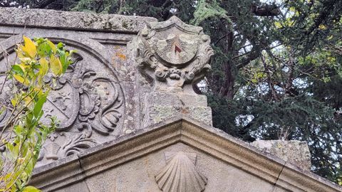 Reloj en una labra del Hotel Los Escudos. Está en la zona interior, donde se muestra una importante colección de escudos heráldicos traídos de distintas partes de Galicia