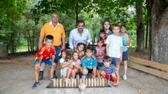 El conselleiro Diego Calvo junto a los chicos y chicas que participaron en una actividad de bolos celtas