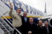 La Xunta y el Concello celebraron de la mano la llegada de la compa��a de O`Leary (izquierda).