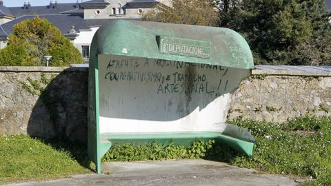 Esta marquesina de la Diputaci�n ha sufrido los rigores del fuego