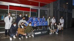 Jugadores del Real Oviedo, masculino y femenino, en el HUCA