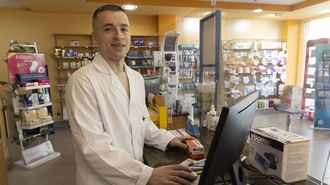Gabriel Villares, esta tarde en la farmacia de la rotonda de Sab�n, Arteixo