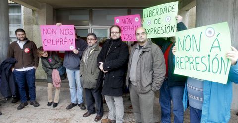 Dirigentes nacionalistas durante la concentracin convocada ayer frente a los juzgados. 