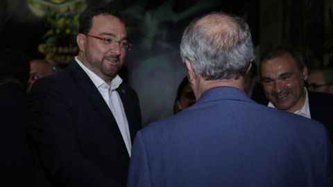 El presidente del Principado de Asturias, Adri�n Barb�n, y el candidato de Ciudadanos a las elecciones auton�micas, Manuel I�arra, durante el c�ctel de celebraci�n del centenario de La Voz de Asturias