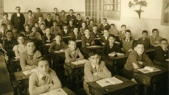 Disciplinados alumnos de los maristas a finales de los cuarenta