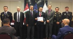 EN PER� El coru��s Carlos Temprano (izquierda) y el jefe de los negociadores de la Polic�a Nacional, Jos� Javier Galante (derecha) fueron homenajeados por las autoridades de Per�