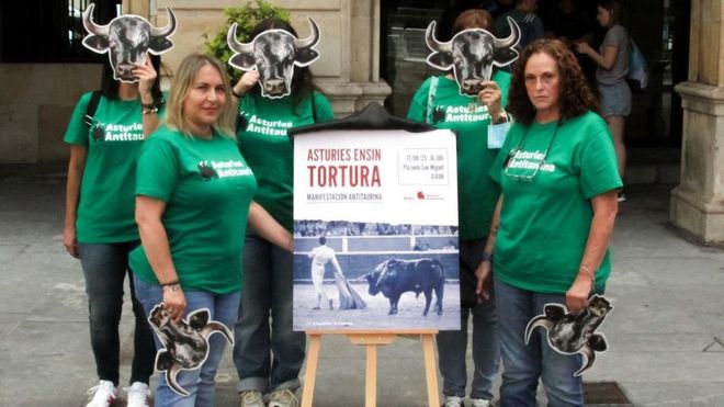 Presentación, frente al Ayuntamiento de Gijón, del cartel de la manifestación antitaurina del 17 de agosto