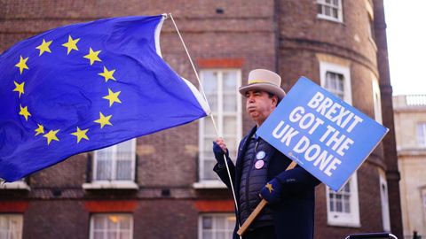Un manifestante contra el �brexit� sostiene un cartel y la bandera de la UE  frente a Lancaster House, en Londres.