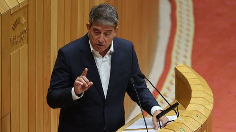 G�mez Besteiro, en la tribuna del Parlamento gallego