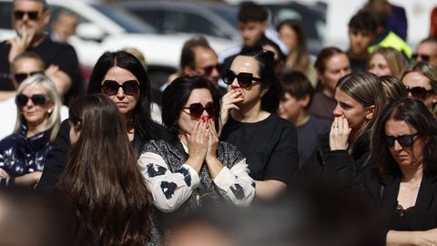 Familiares y amigos del menor se concentraron el viernes en la plaza Espa�a de Villanueva de la Ca�ada para guardar un minuto de silencio por la muerte del ni�o.